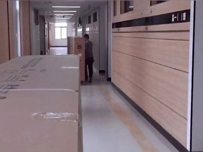 河北定州中學(xué)搬運(yùn)LED黑板(圖4) 河北定州中學(xué)搬運(yùn)LED黑板(圖4)